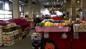 Piețarii, în pragul falimentului de sărbători. Comercianții spun că românii nu se mai înghesuie la tarabe: „Toată lumea comandă acasă”